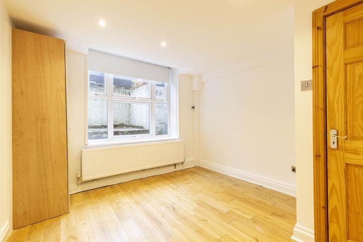 Modern Apartment Broadhurst Gardens, West Hampstead